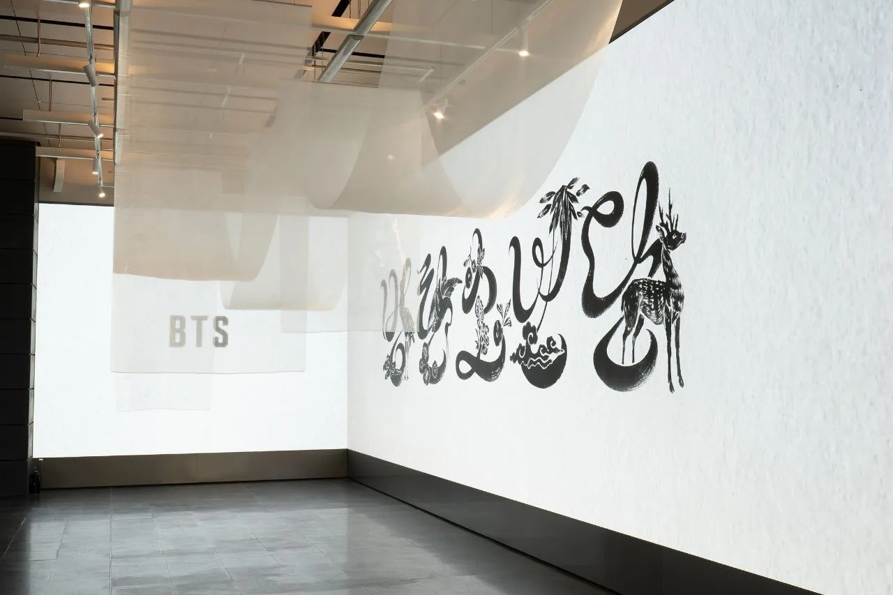 Официальный аккаунт HYBE MERCH опубликовал фотоотчет из поп-апа BTS «DALMAJUNG» в здани...