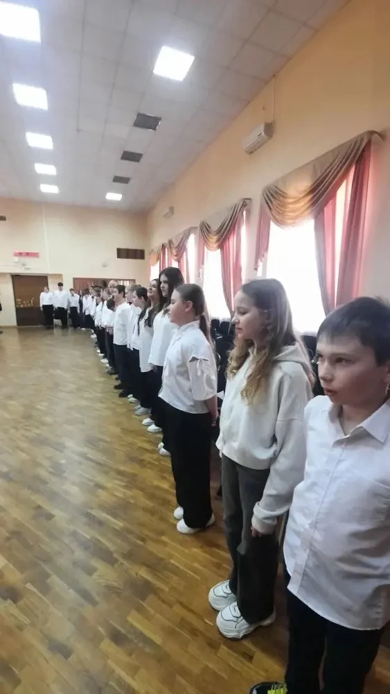 🇷🇺Понедельник традиционно начался с торжественного подъёма флага Российской Федерации и исполнения Г