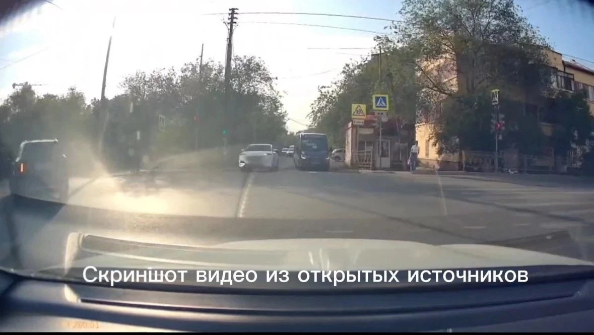 В Астрахани синий автобус заметили на полосе, где его быть не должно.  Видео с автобусом, неожиданно