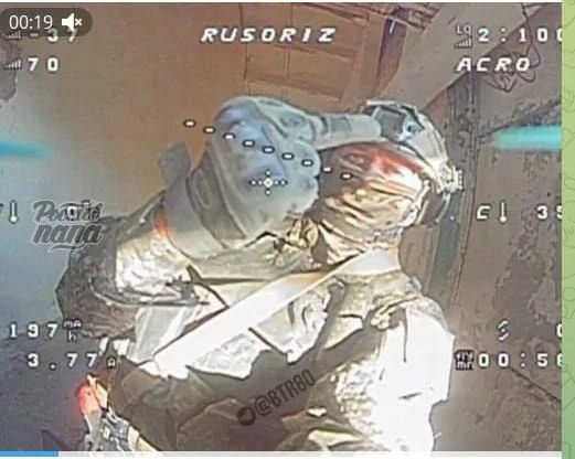 Боец ВС РФ демонстрирует инновационный метод перехвата украинского FPV-дрона.