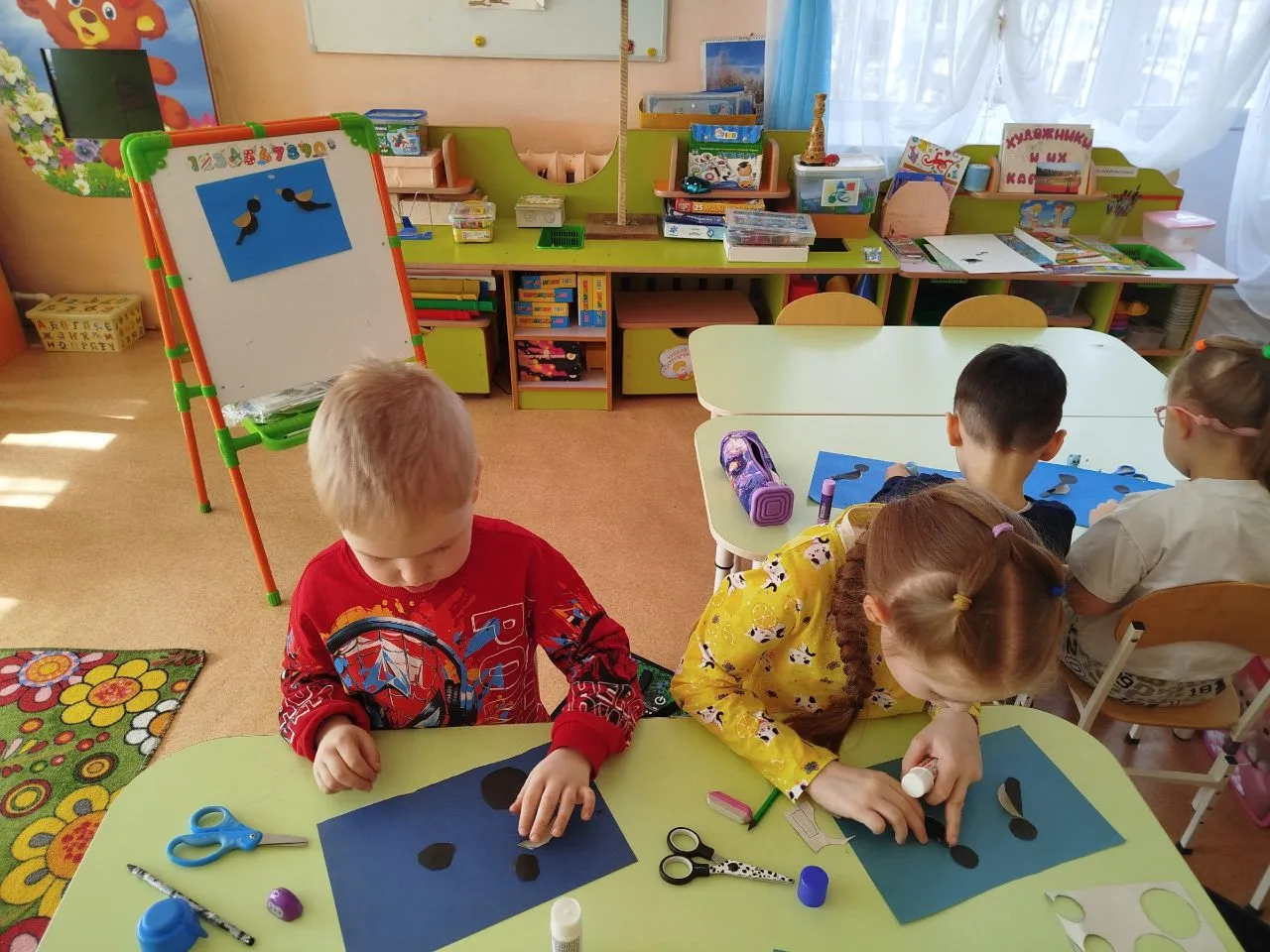 Собрались дети группы Непоседы в весенний лес первых птиц в гости звать.