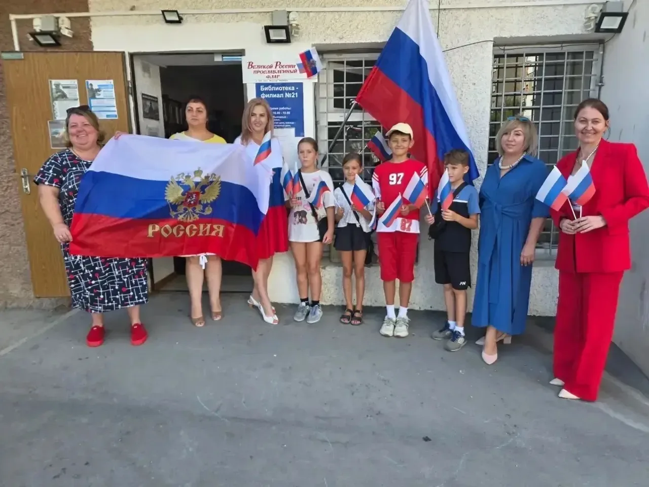 🇷🇺 КСВО провели акцию ко Дню Государственного флага России!