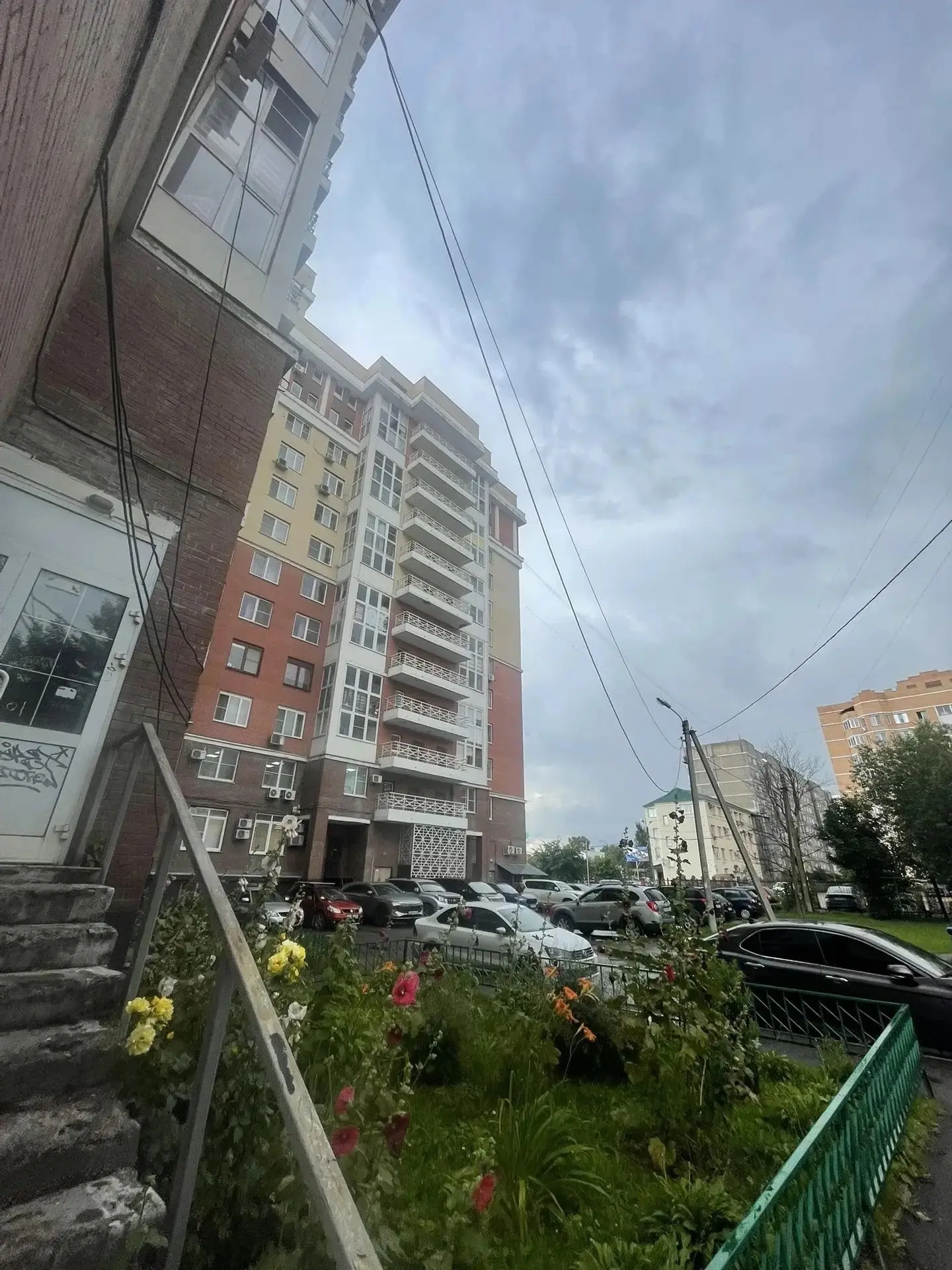 Жукова 16, чьи-то дети бегают по лестничным пролетам и кидают продукты, в шаге от меня прилетело это