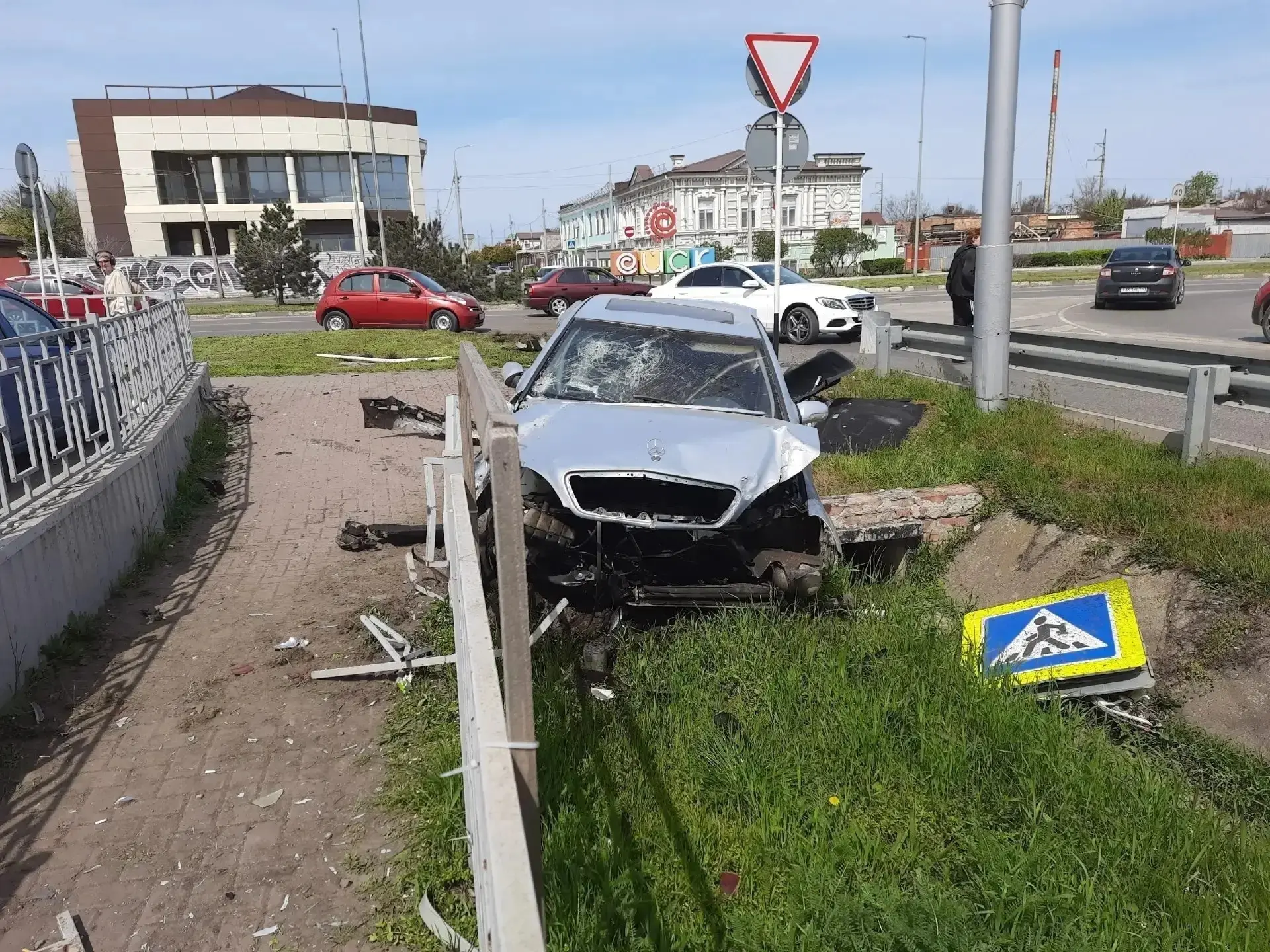 Водитель Мерседеса выскочил на тротуар и устроил ДТП.  Ранним утром в Ейске водитель Мерседеса вылет