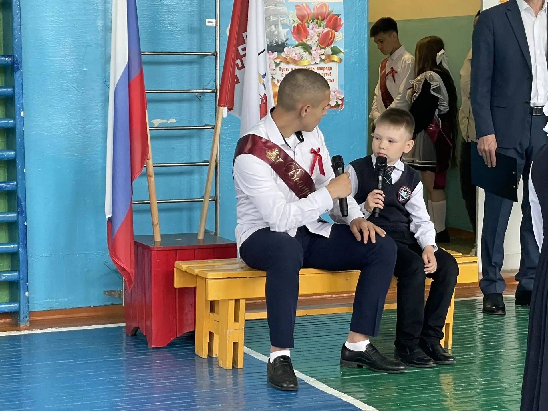 Вот и отзвенел последний звонок в стенах нашей школы. 
Несмотря на пасмурную погоду, мероприятие про
