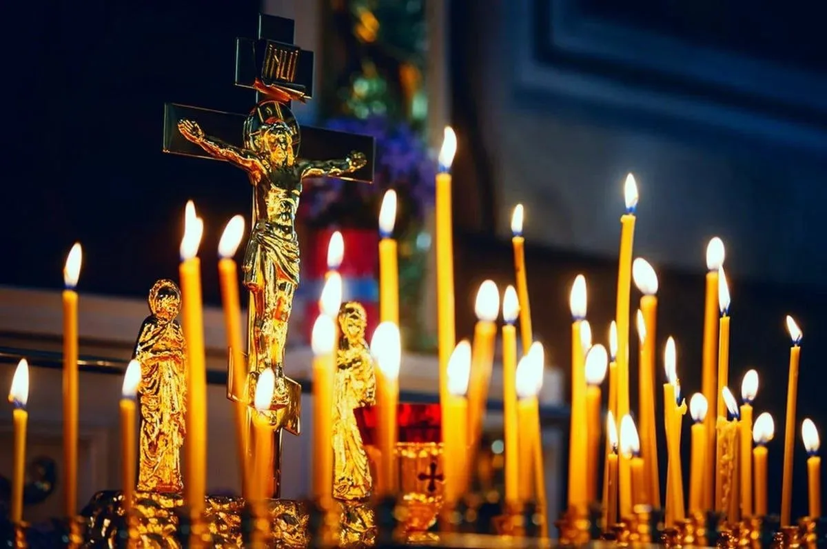 Как правильно ставить свечу?

Любая церковная свеча – это жертва Богу, а потому возжигается со слова