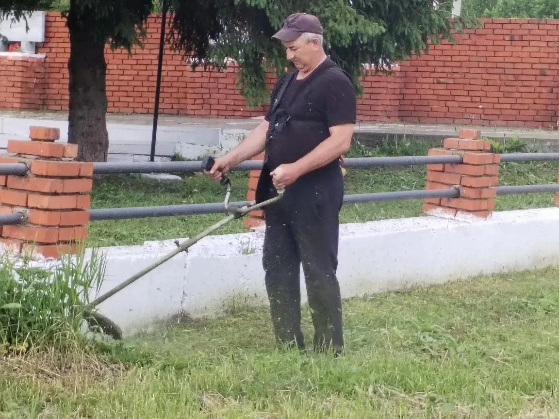 На территории Новостуденовского сельсовета на постоянной основе происходит окос травы н...