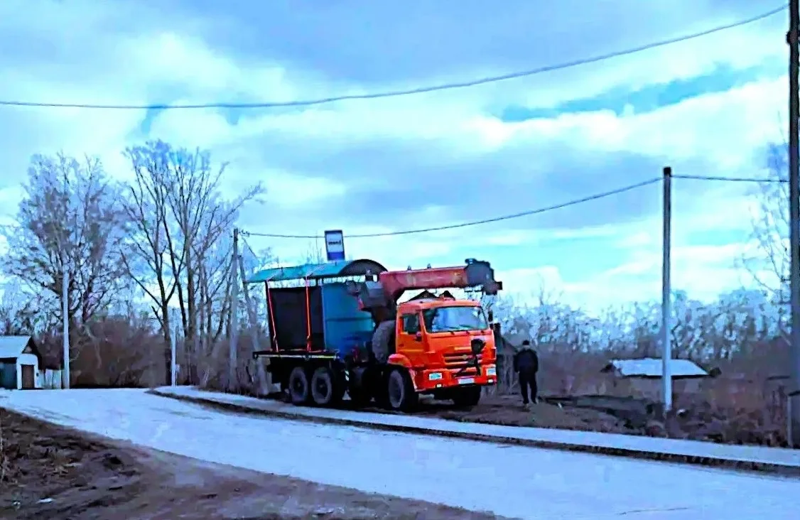 + остановочный павильон.  По просьбе жителей на улице Парниковая установлен остановочный павильон, г
