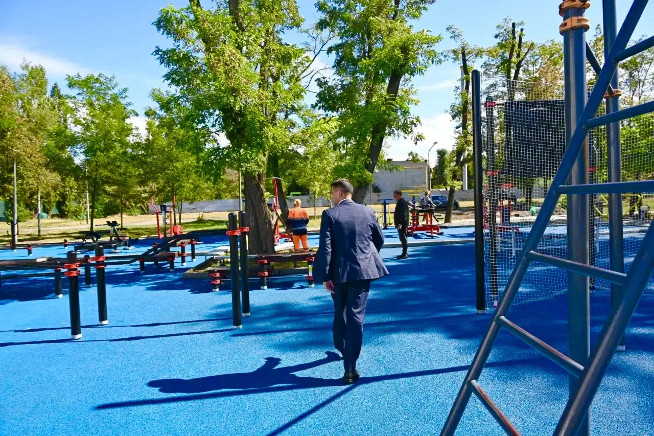 🛹 Глава города проинспектировал финальные работы на спортивных объектах в парке