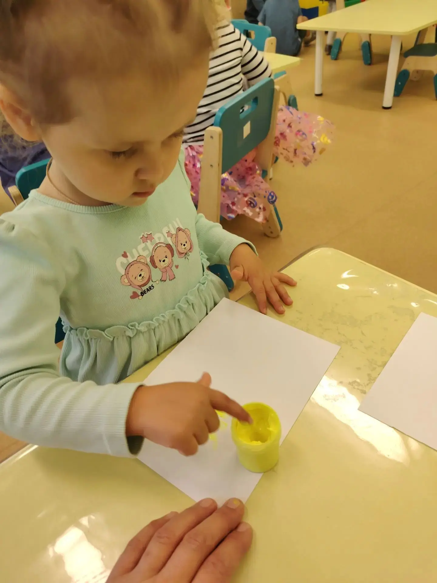 За окном дождь, а у нас в группе — самое настоящее лето! ☀️

Хмурая погода решила поиграть с нашими 