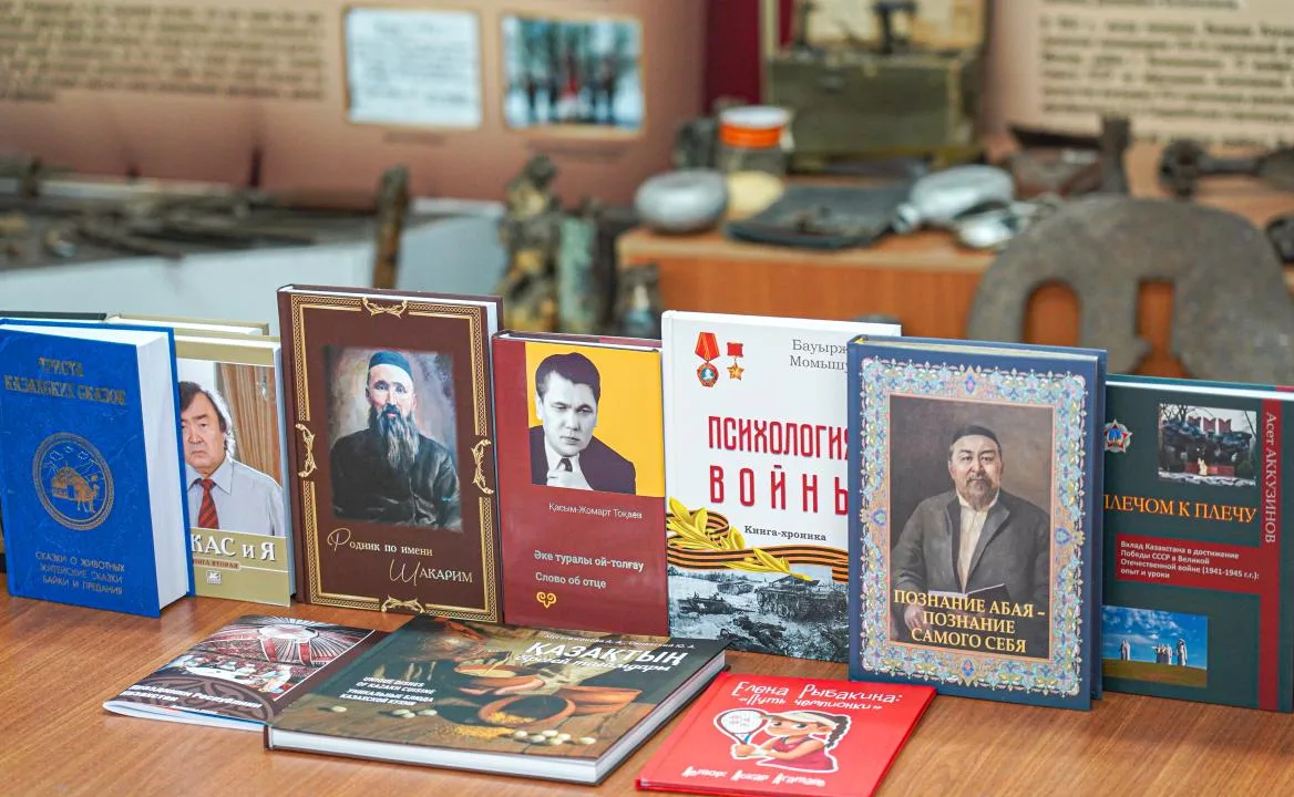 📚 Посольство Республики Казахстан в Российской Федерации передало в дар школе № 1912 книги из своего