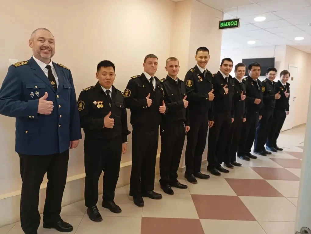 Смене поколений нет конца!
 
На этой неделе в Якутском институте водного транспорта состоялась Госуд