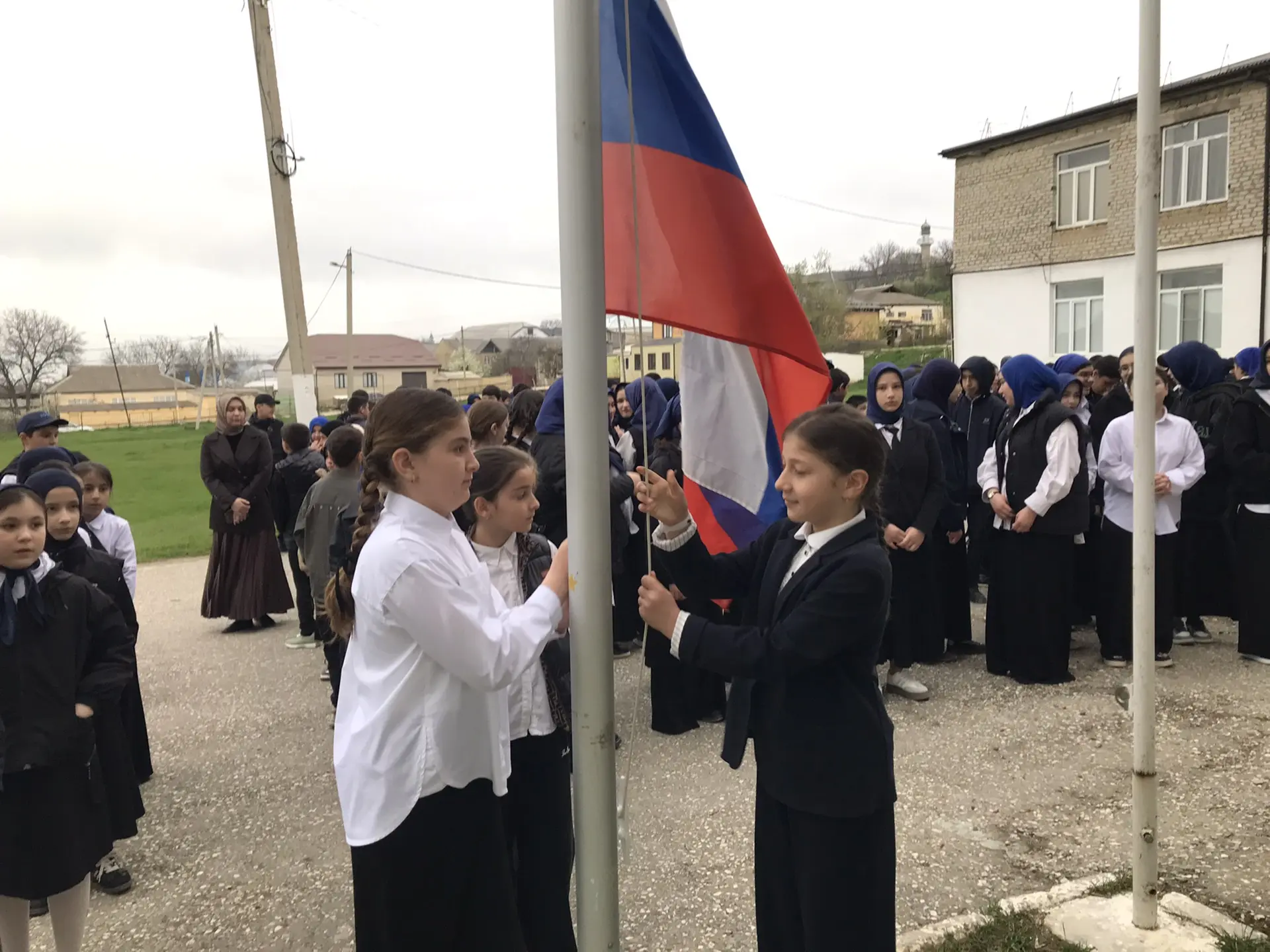 20апреля — новая учебная неделя в нашей школе традиционно началась с торжественного под...