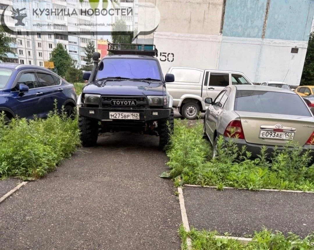 🚗 Гении парковки снова удивили Новокузнецк 
 
Водитель, судя по всему, решил, что тротуар — это так