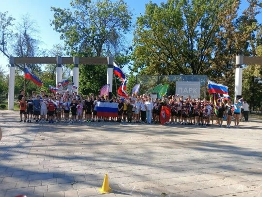 Пробег с флагом в Северном парке - акция, посвященная празднованию Дня государственного...