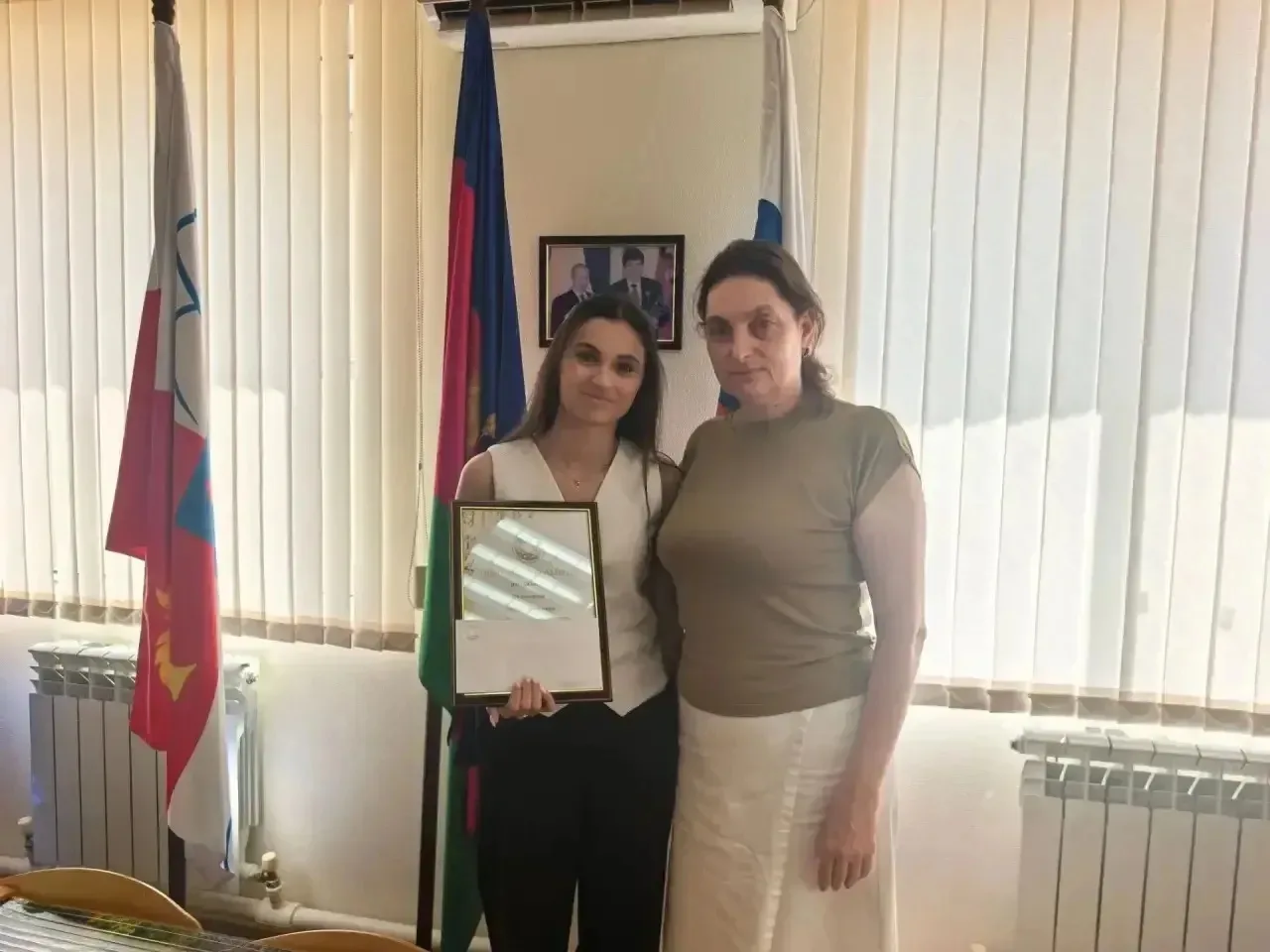 Поздравляем выпускницу нашей школы — Эвелину Левоновну Джувеликян! 🎉  

✨Эта Почётная грамота от Со