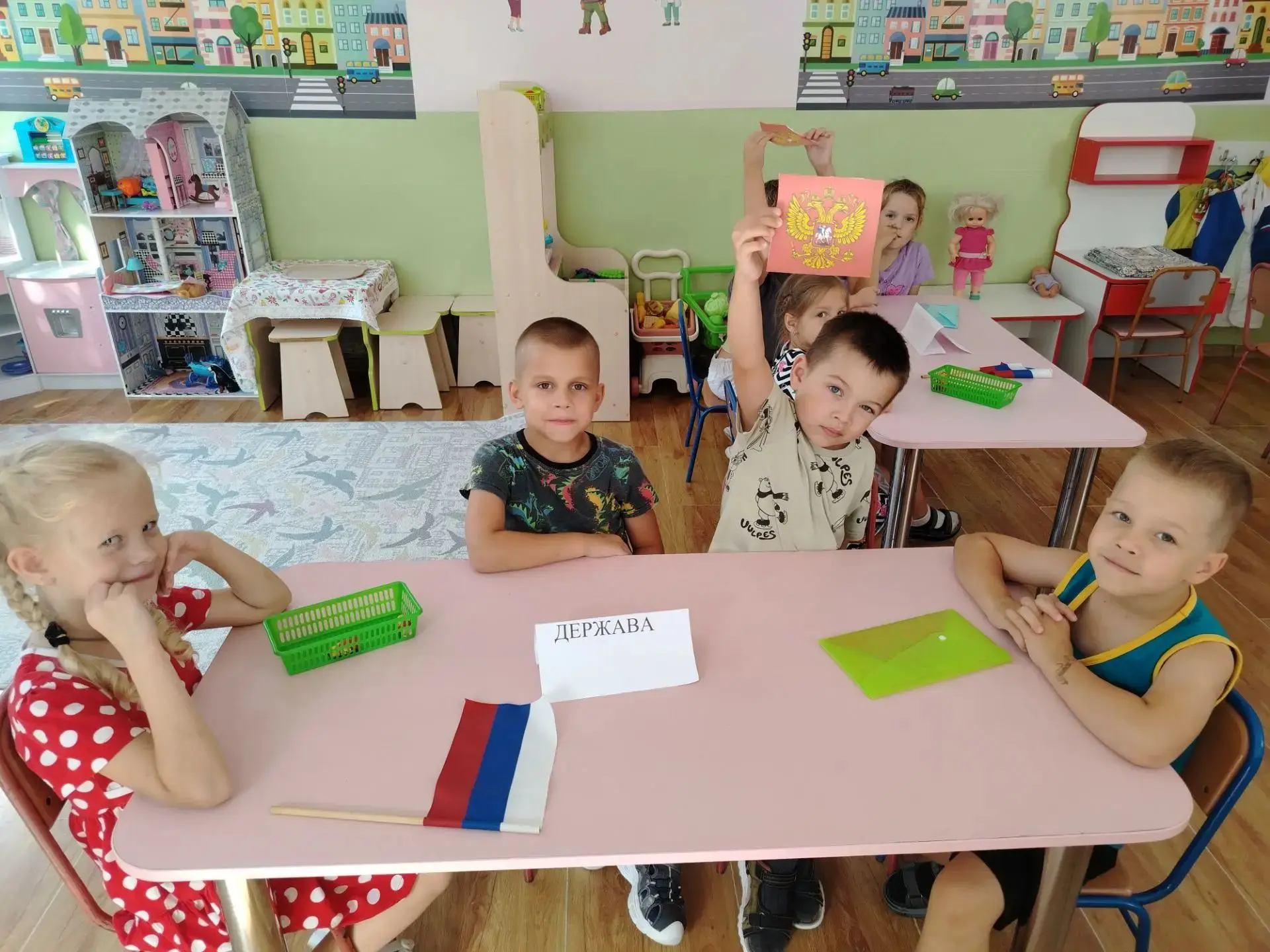 Дети группы «Фиалка» приняли участие в викторине ко Дню Государственного флага РФ! 🇷🇺