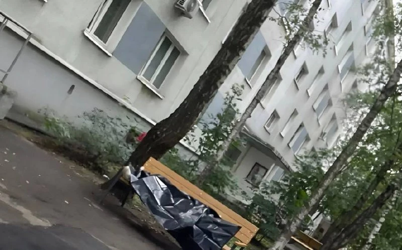 😱 В 4-м микрорайоне у подъезда нашли тело мужчины