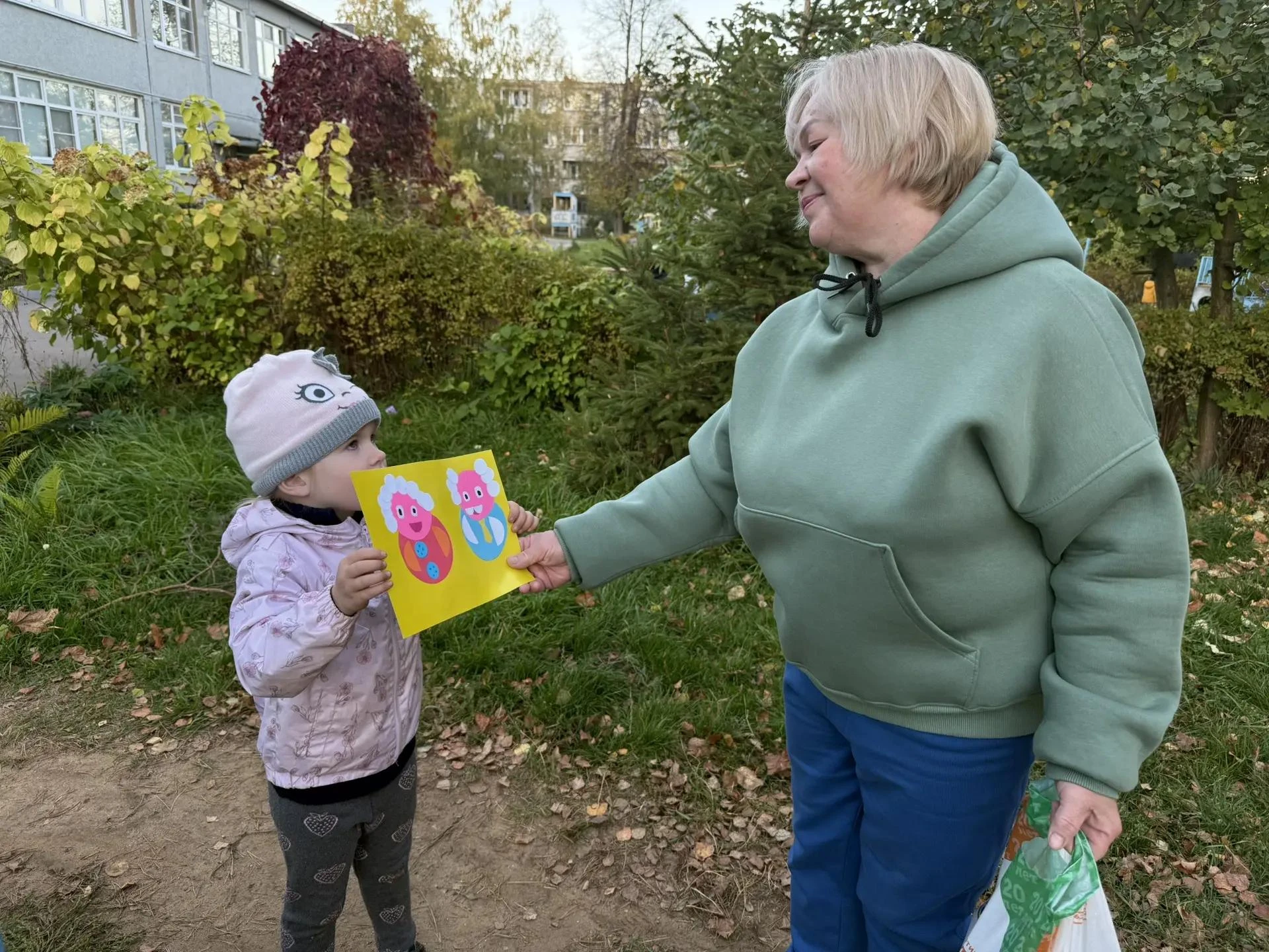 🍁 В средней группе «Непоседы» ребята готовились ко Дню пожилого человека! 🪴