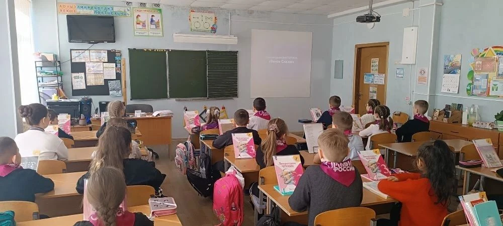Продолжается Неделя детской книги. Заведующий библиотекой Кривцова Елена Андреевна провела литератур