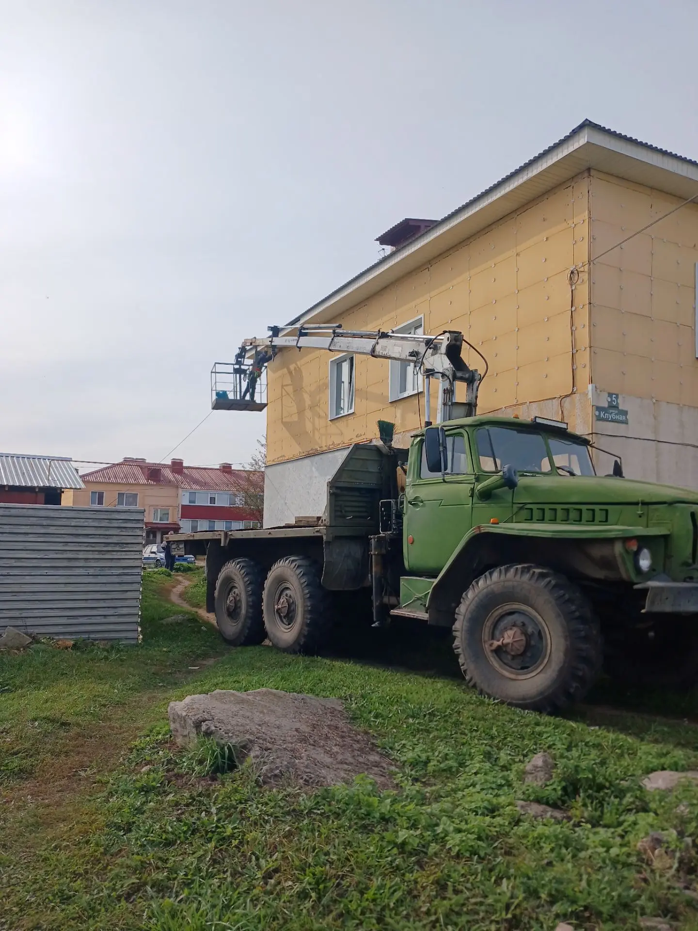 Ранее на карнизе дома расположенного по адресу: ул.Клубная д.5  была замечено отваливша...