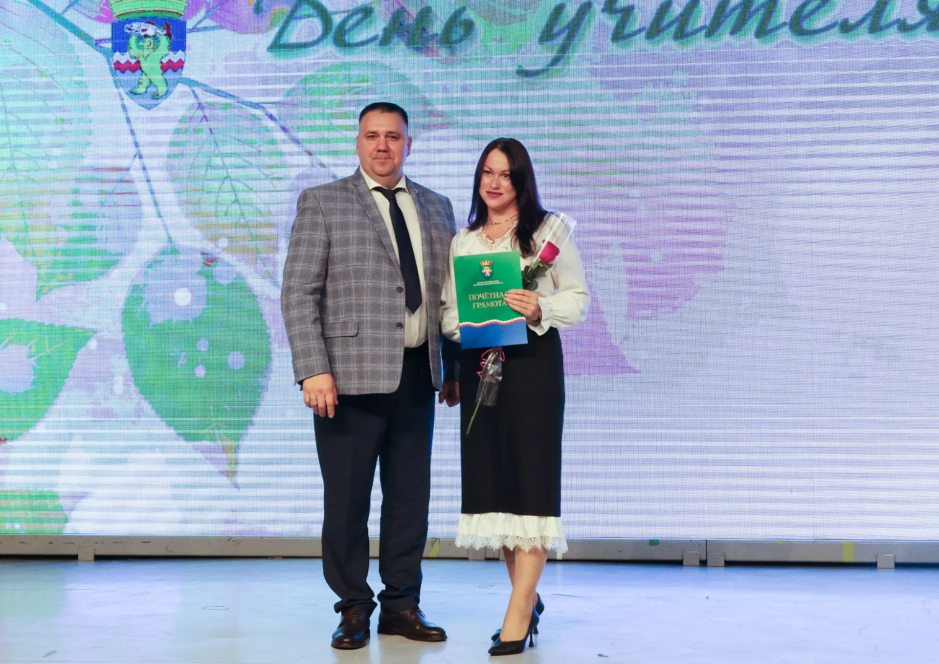 АЛЕКСАНДР ЛИПАТОВ ВРУЧИЛ УЧИТЕЛЯМ