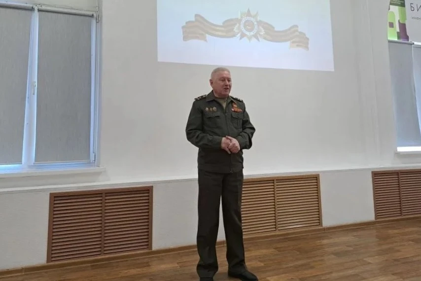 В библиотеке имени Александра Лейфера состоялся конкурс «Строки Победы», почетным гостем которого ст
