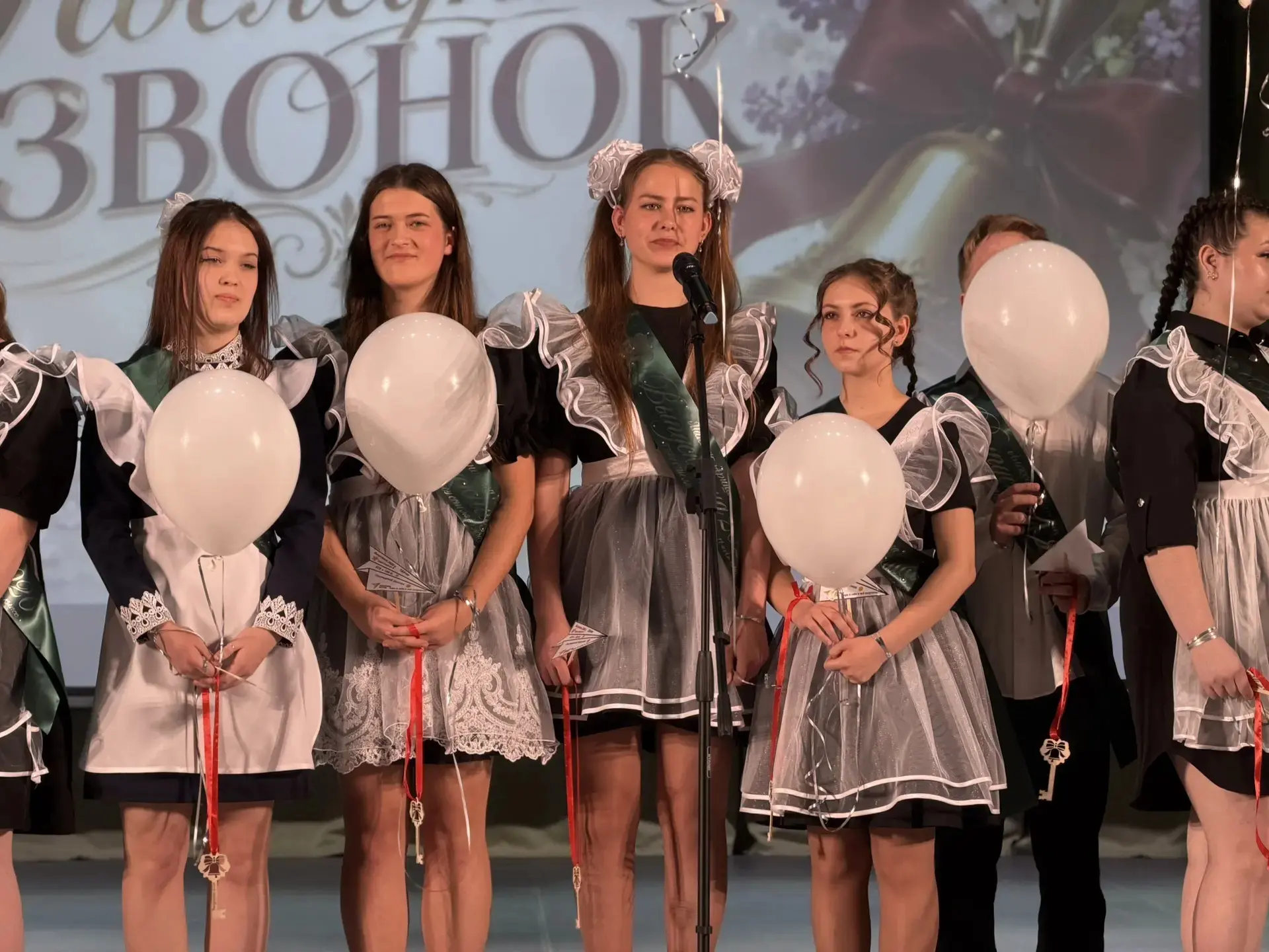 🎓✨ Последний звонок прозвенел для выпускников Жигулёвска!   Сегодня, 26 мая, школьные дворы и холлы 
