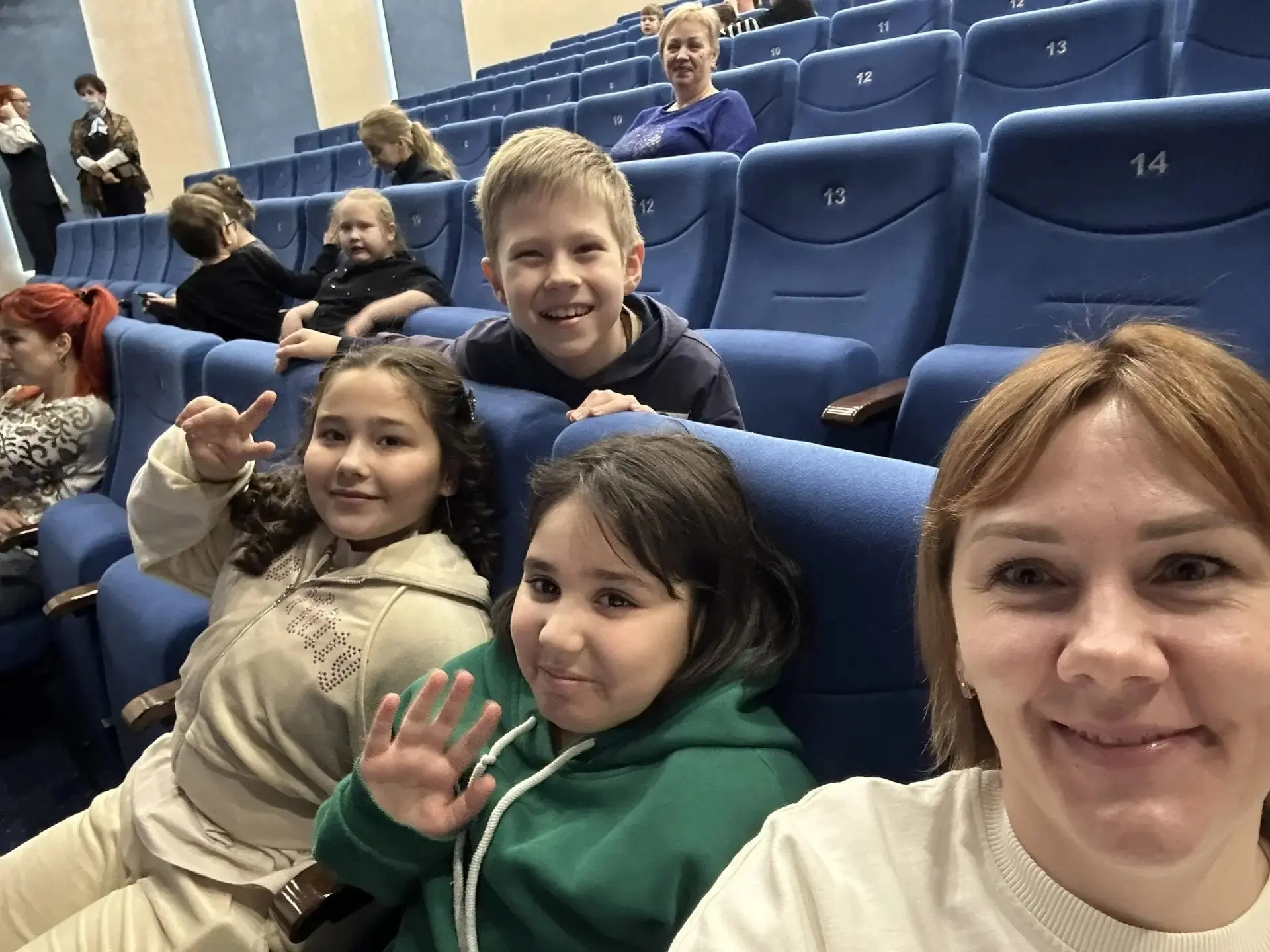 31 января 3 Ж класс посетил в филармонии видеотрансляцию сказки с оркестром "Двенадцать месяцев" в р