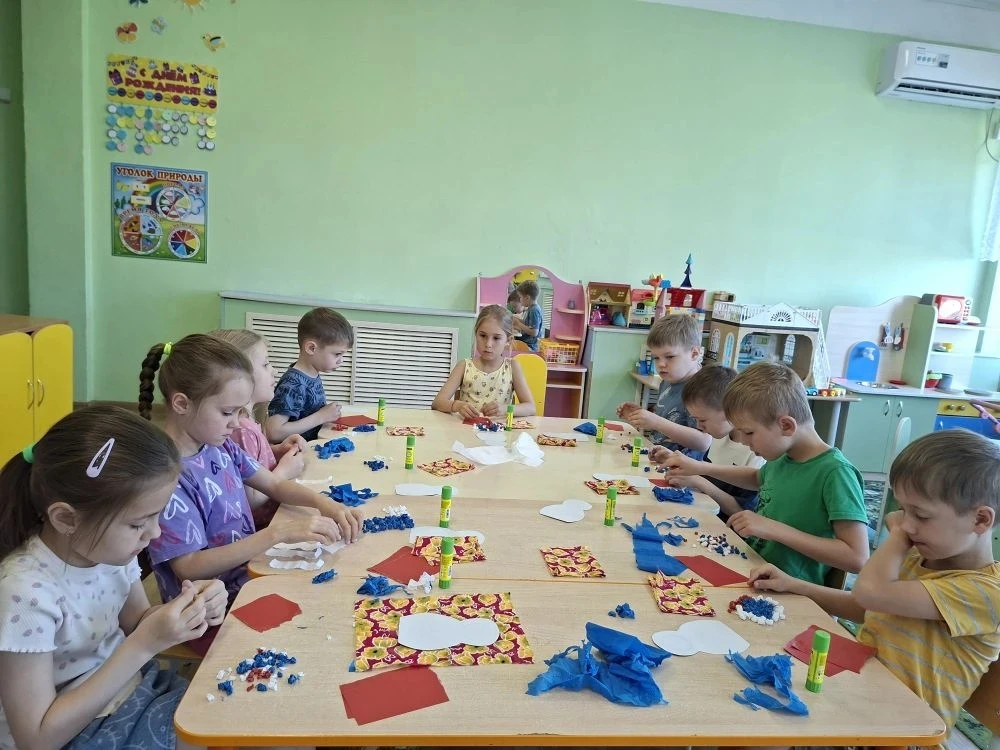 Завтра — День России! 🇷🇺✨

Наши Зайчики уже готовят тёплые творческие подарки: аппликации, открытк