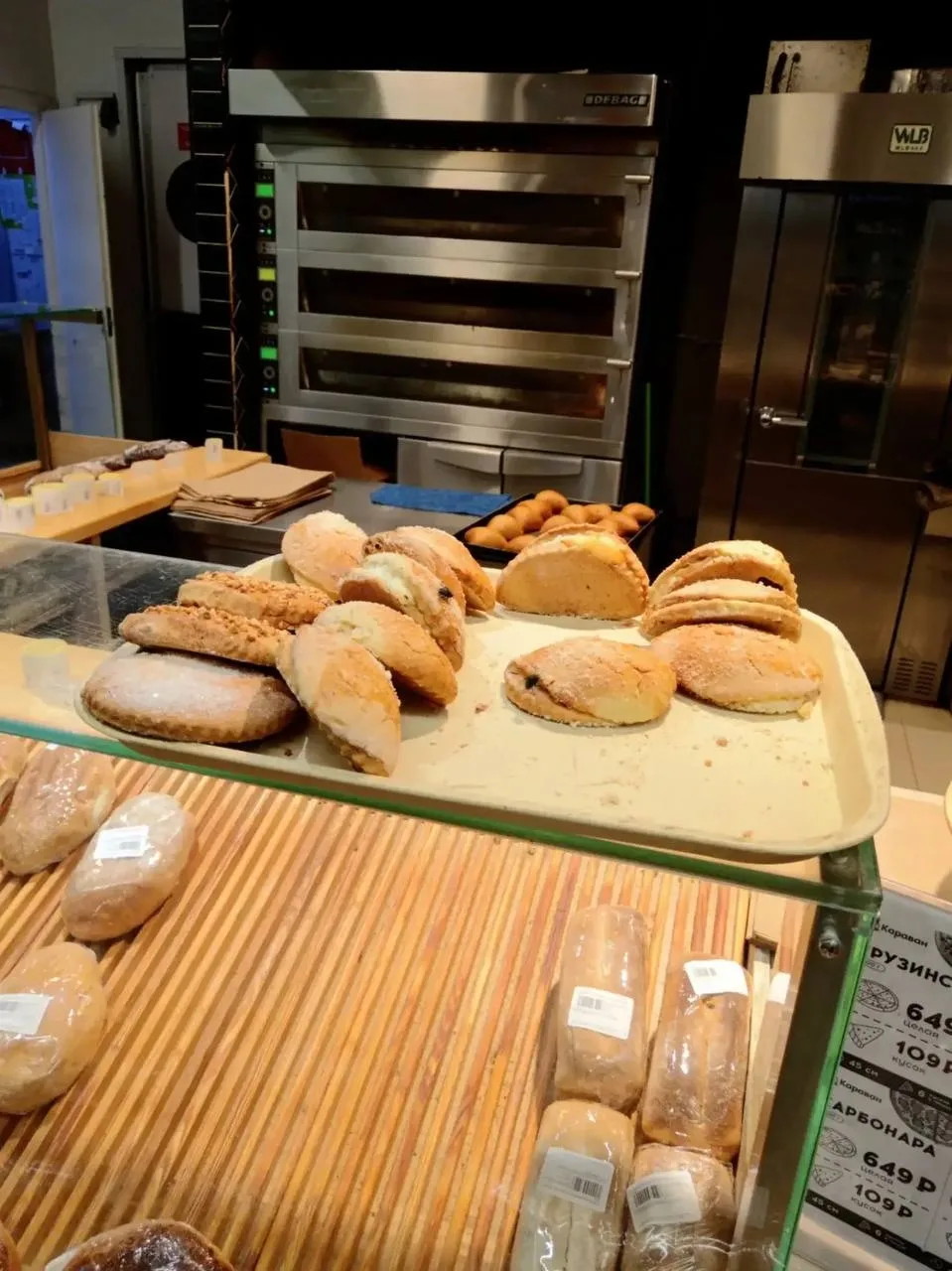 Караван на Гагарина, вот такие вот мухи сидят на продукции, и не первый раз уже