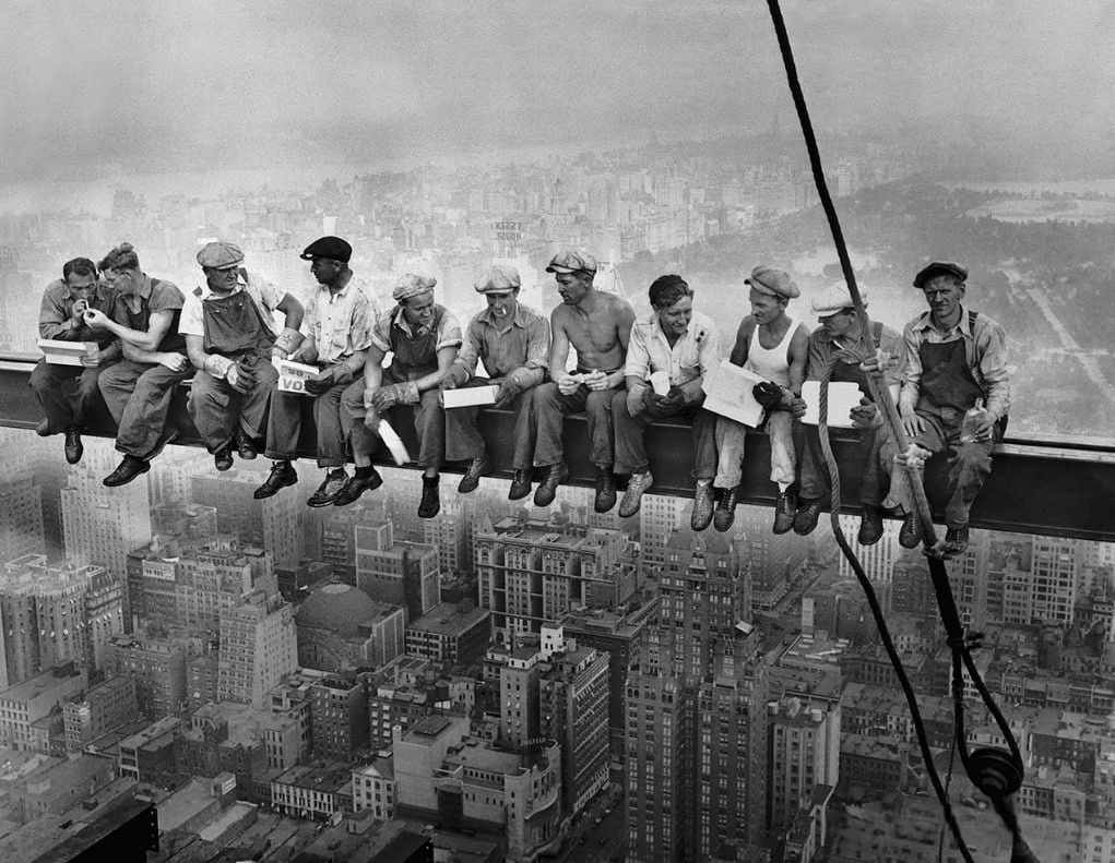 29 СЕНТЯБРЯ 1932 ГОДА БЫЛА СНЯТА ОДНА ИЗ САМЫХ УЗНАВАЕМЫХ ФОТОГРАФИЙ 20 ВЕКА - "ОБЕД НА...