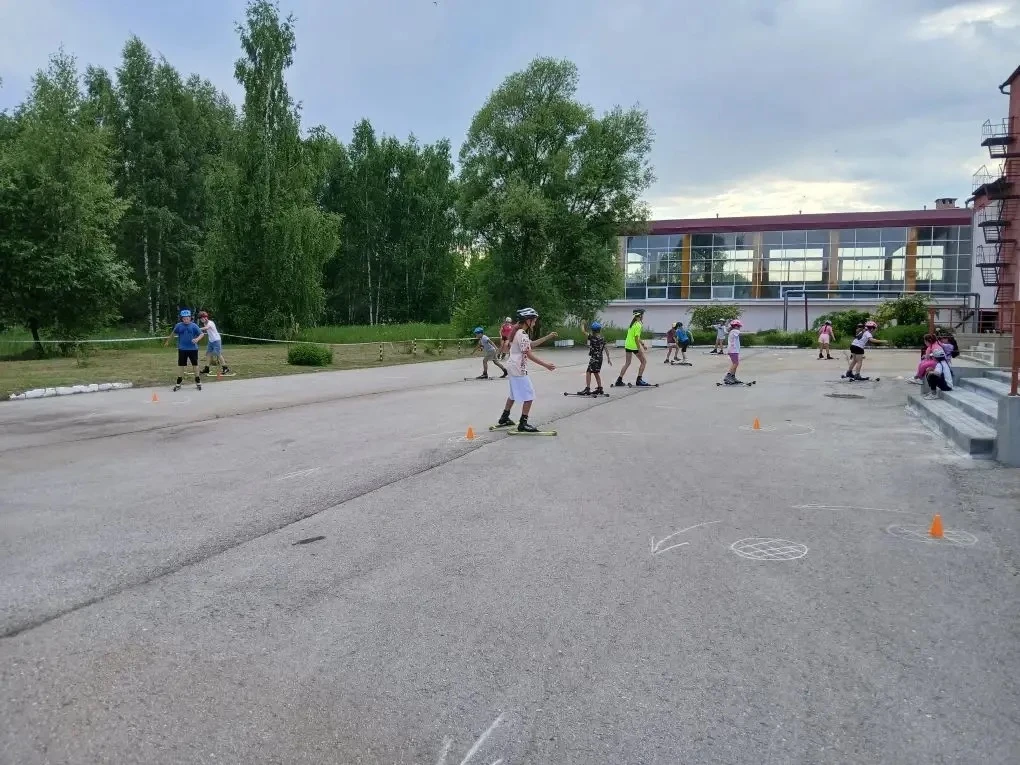 10 июня в п.Лесной прошли соревнования по техническому мастерству на лыжероллерах среди...