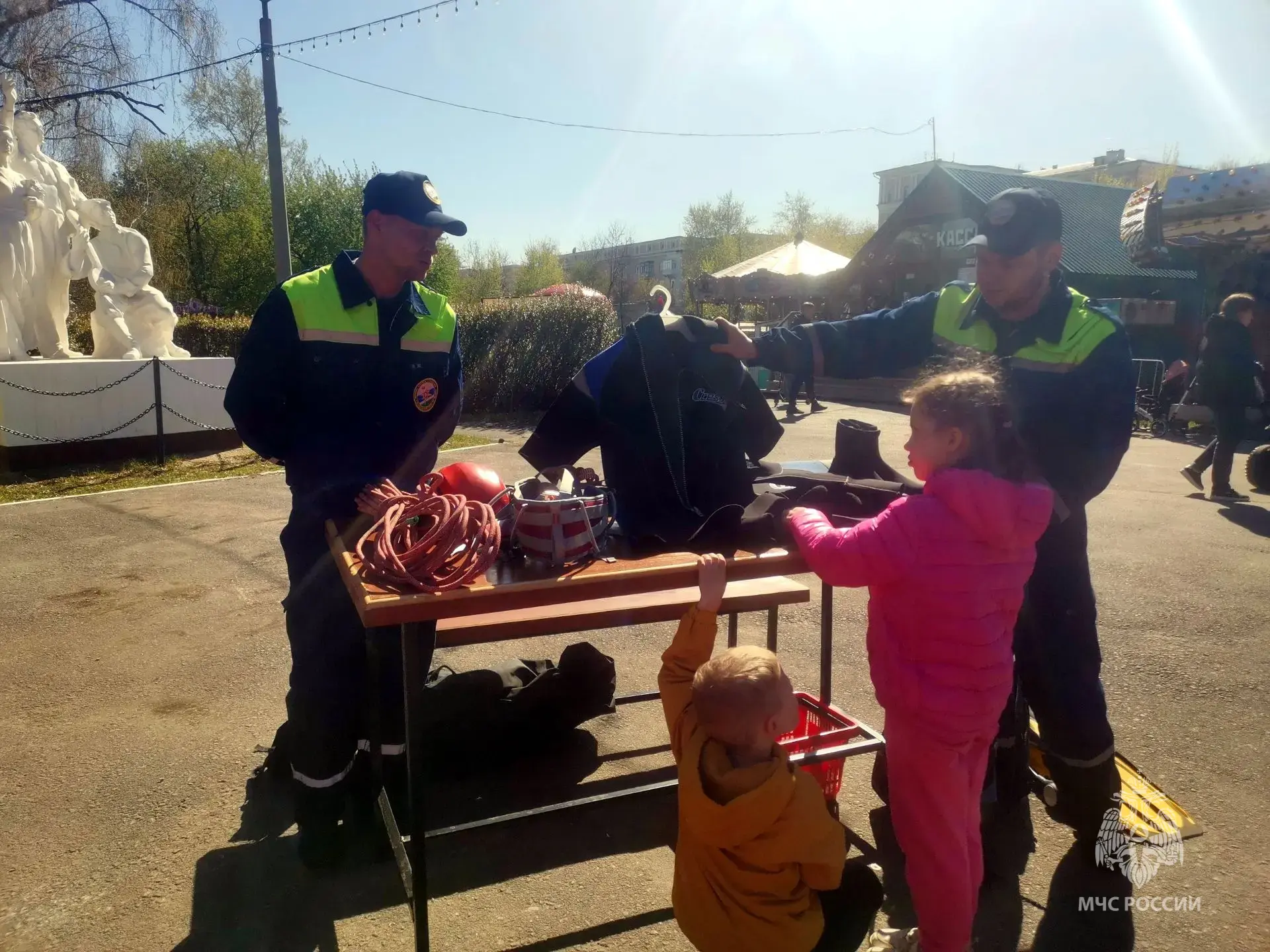 🚒Искра призвания: как ярмарка профессий зажгла мечты о выборе профессии  Сотрудники 63 пожарно-спаса