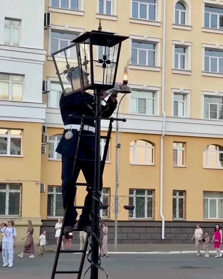 Судьба традиции с фонарщиком на Соборной площади вызвала вопросы у горожан

Жители города обсуждаю