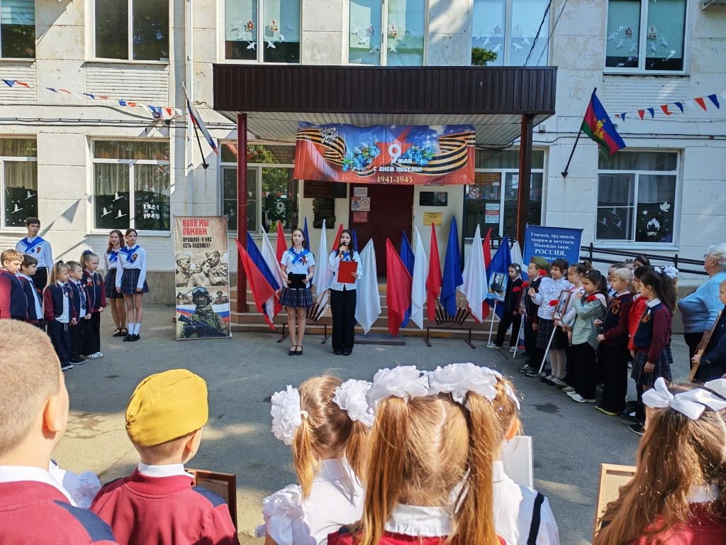 📸 Сегодня для наших первоклассников прошла торжественная линейка, посвящённая Дню Победы и памяти ге