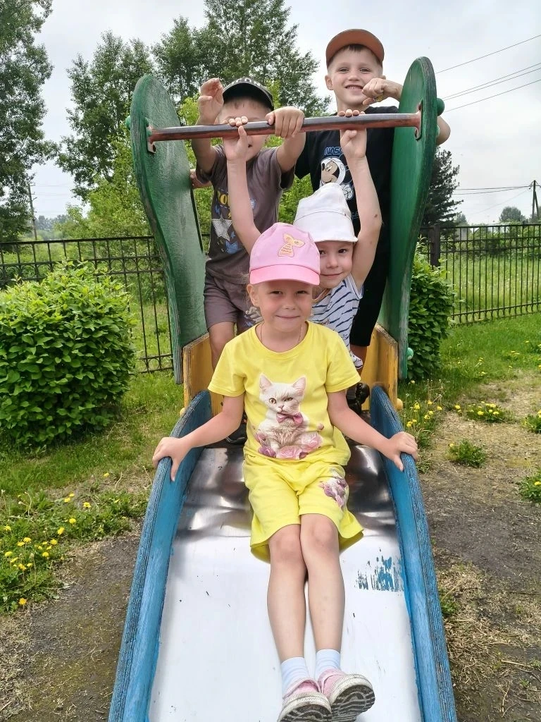 На прогулке мы гуляем, в игры разные играем,
Солнце, воздух и вода- наши лучшие друзья!👍

Воспитанн