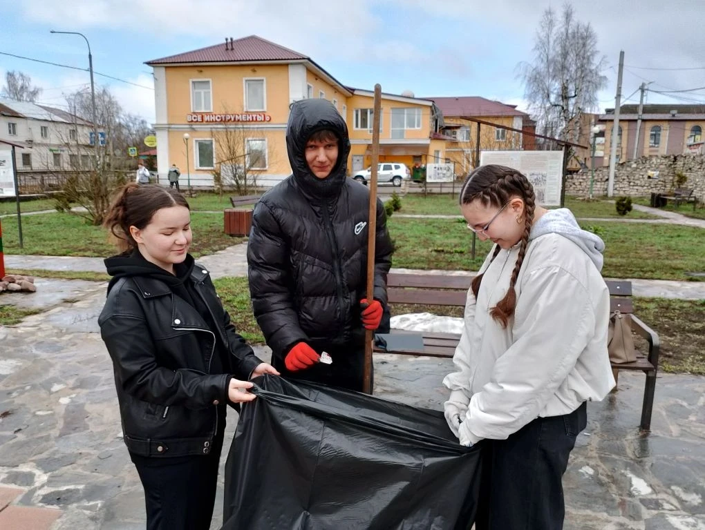 🕊️ Честь и память: как 10-классники наводили порядок в Сквере памяти воинам-интернационалистам  Пока