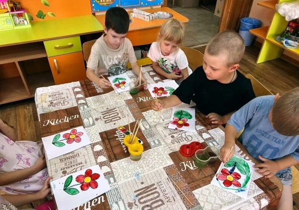 🌸 ЦВЕТОЧНАЯ ФАНТАЗИЯ В ГРУППАХ «ПОЧЕМУЧКИ» И «ШАЛУНЫ»: творим красоту для мамы!
Сегодня в группах «