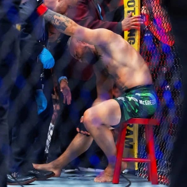 ⚡Стул, на котором Макгрегор сидел после травмы на UFC 329, был продан за 5000 долларов