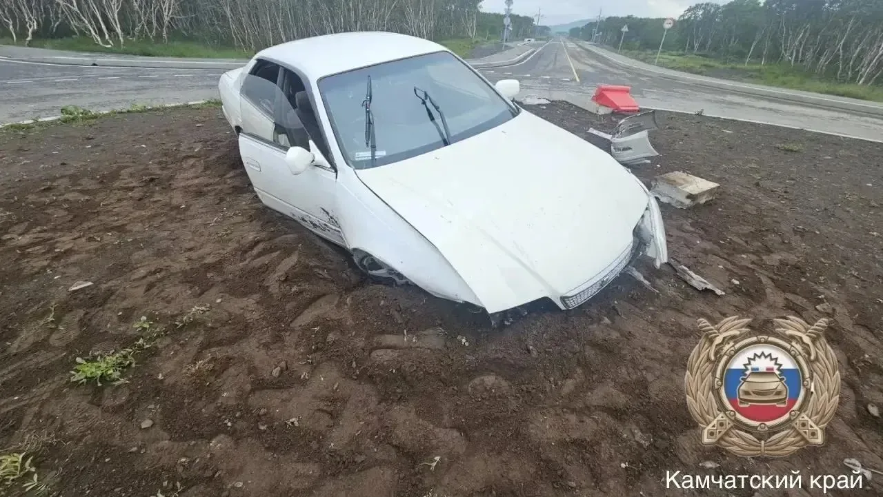Toyota Mark II влетела в бордюр по дороге на Халактырский пляж: пострадала пассажирка

В Петропавлов