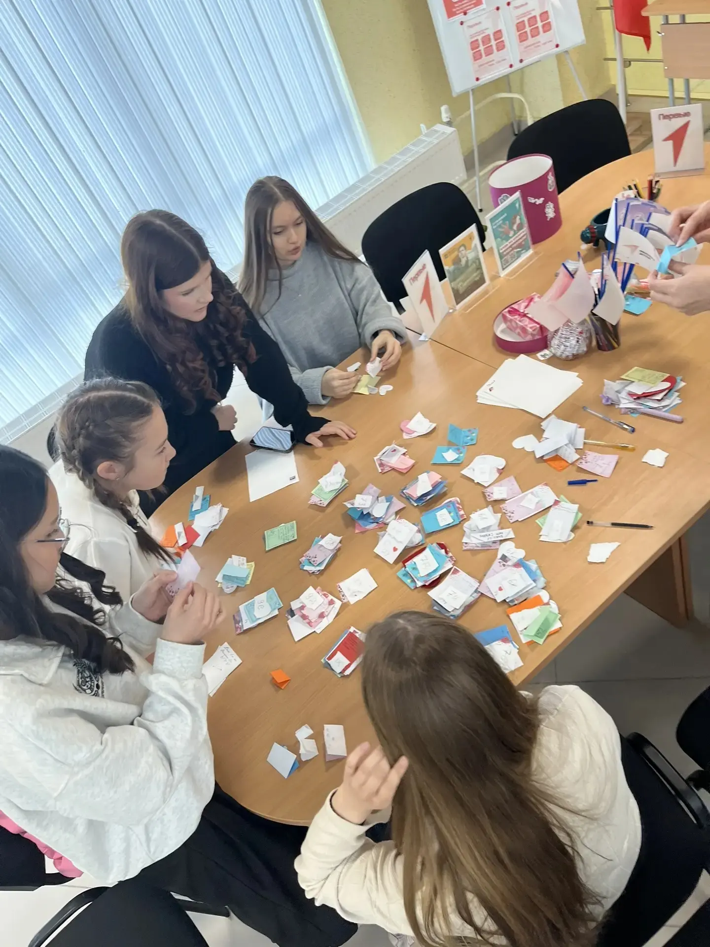 📚💌 #ДеньДружелюбнойПочты 💬✉️  В школе прошёл замечательный день — День дружелюбной почты! 🎉🥳 Волонтё