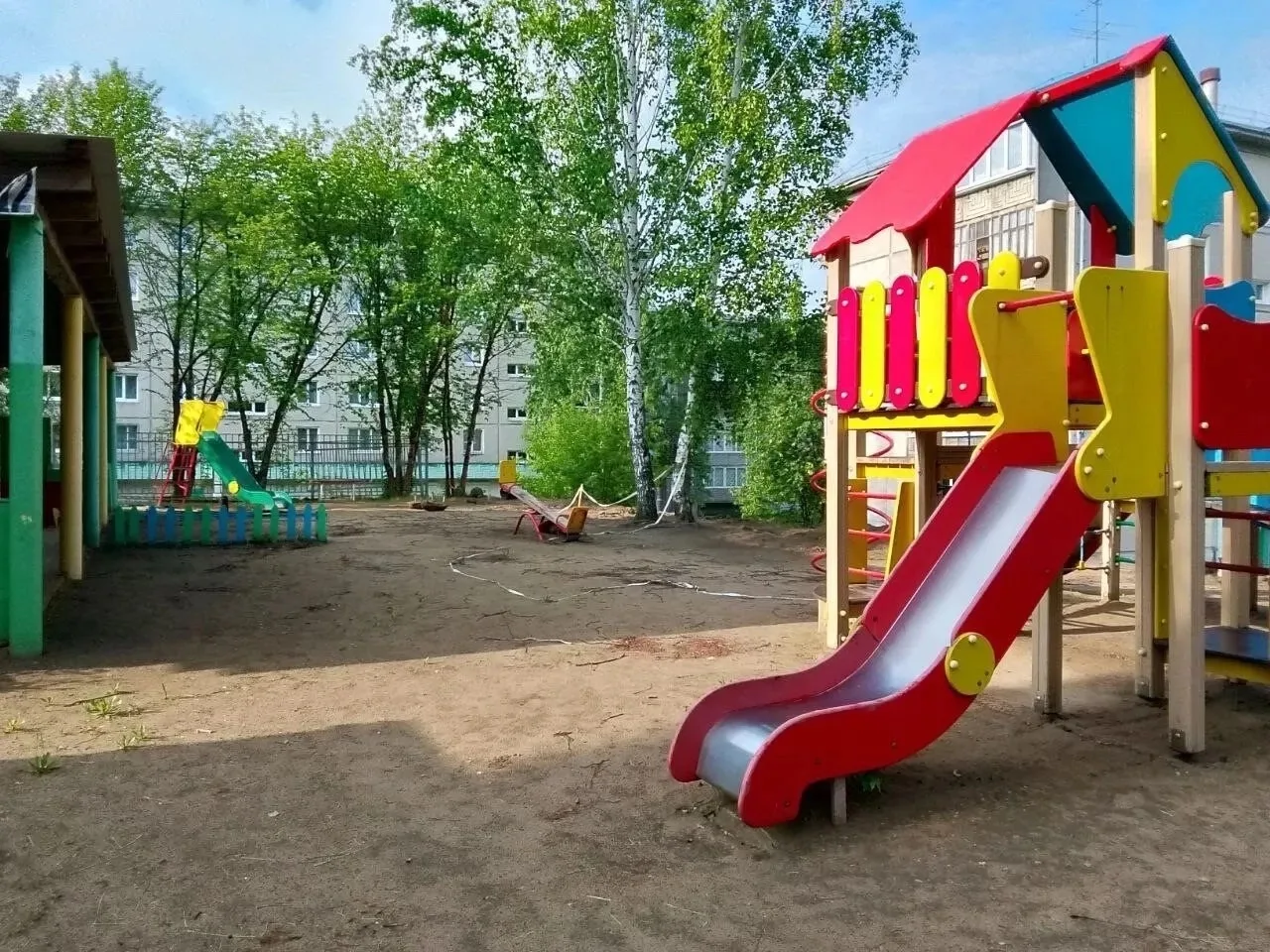 Когда уже сделают забор в 10 саду?? Это как минимум небезопасно для детей!