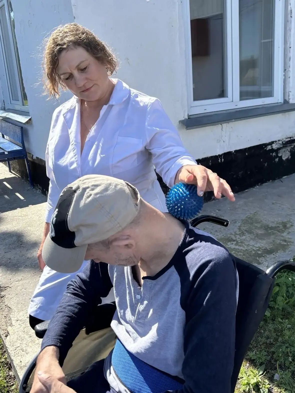 Прошли занятия на свежем воздухе
Работа помощника по уходу в нашем интернате – это не только помощь 