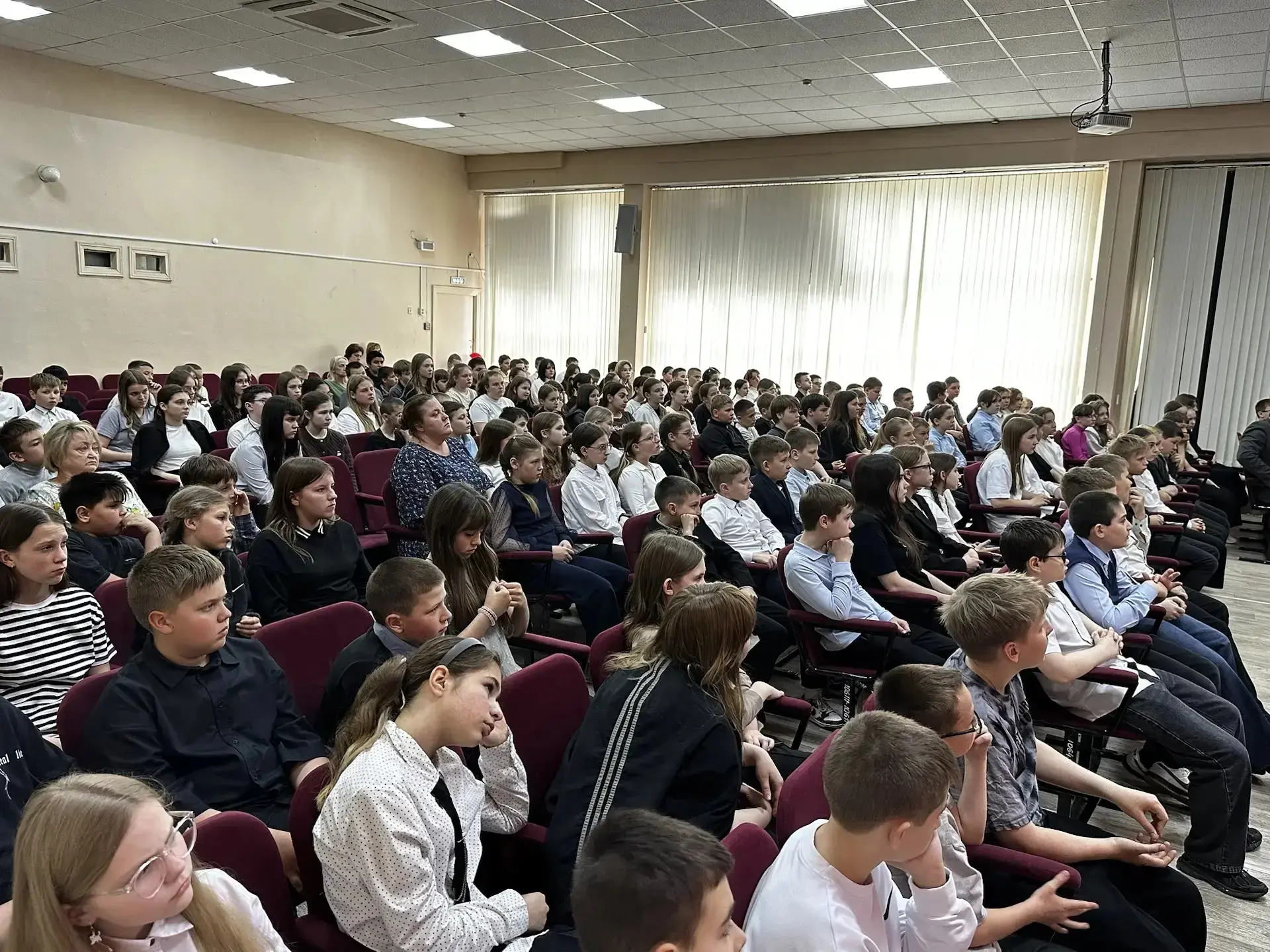 Сегодня в нашей школе заместитель директора по безопасности Рязанцев С.В. провел встречу учащихся 5 
