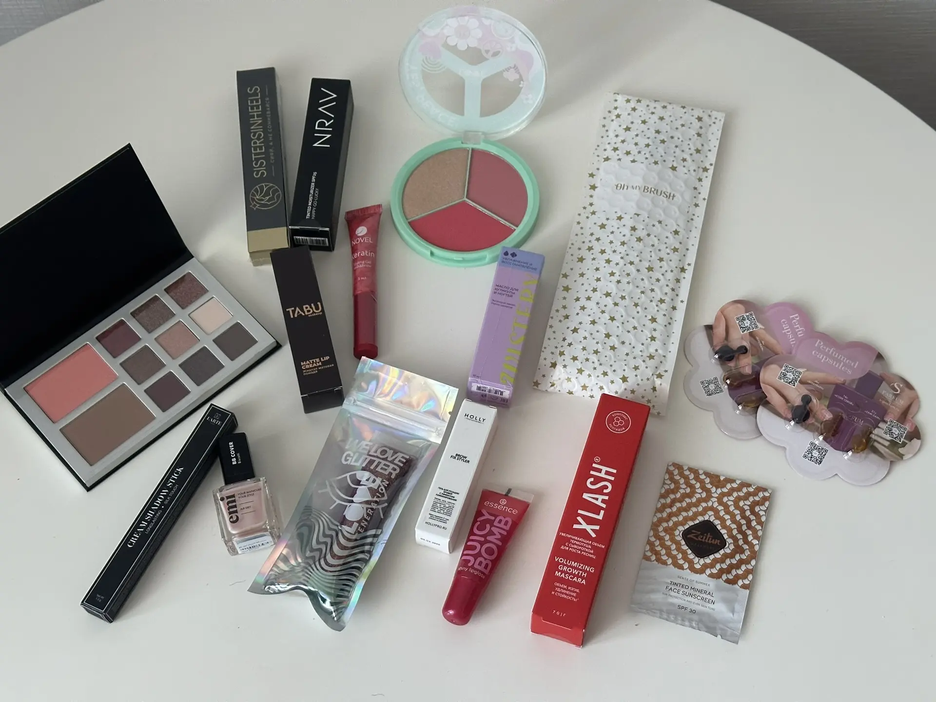Открыла сегодня свой MAKE UP BOX №3/2025 от Trendy Box 🤍.  Внутри бокса находятся продукты для макия