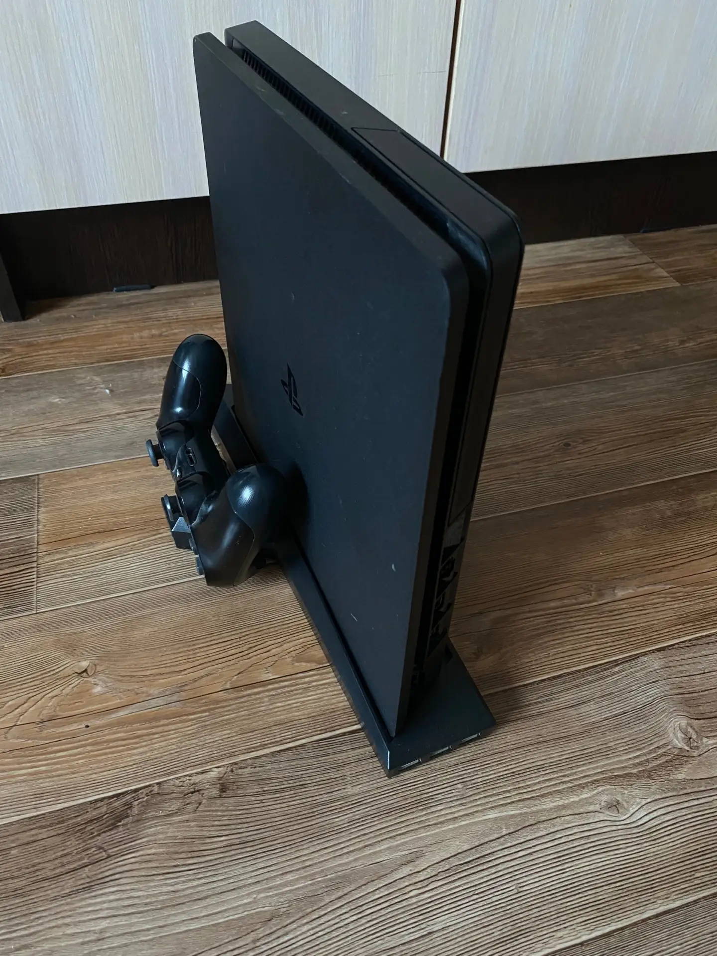 Продам Sony PlayStation 4 slim 1 tb