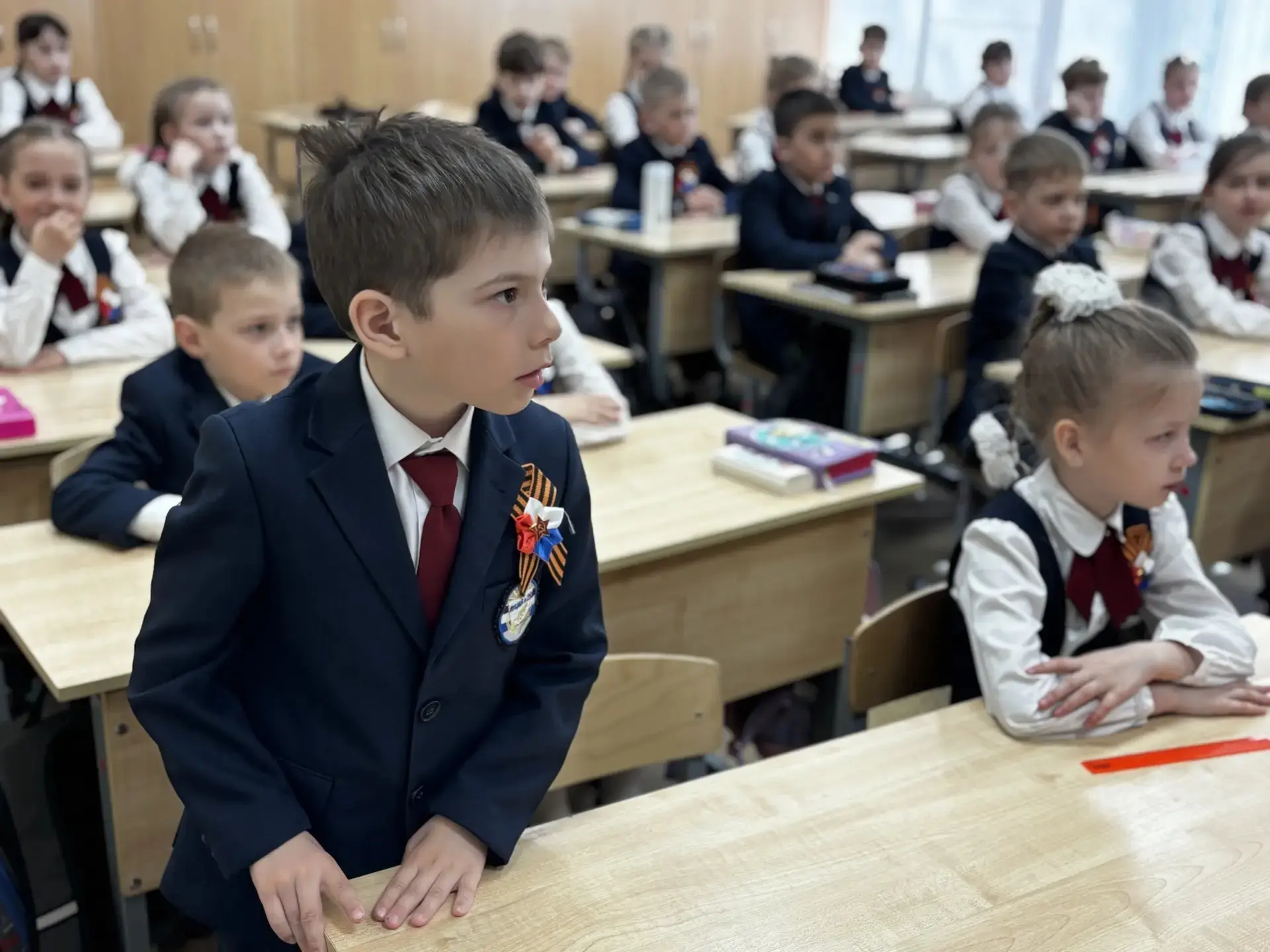 🎖️ Урок мужества в 1 «А» классе.  📅 4 мая в 1 «А» классе прошёл урок мужества с участием героя специ