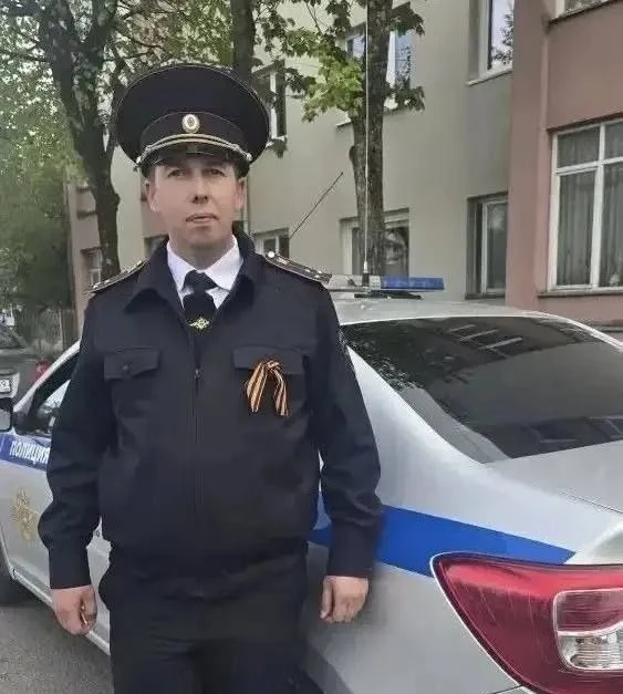 👮‍♂️💙 Не остался в стороне: полицейский помог ребёнку во время празднования Дня Победы  9 мая в посё
