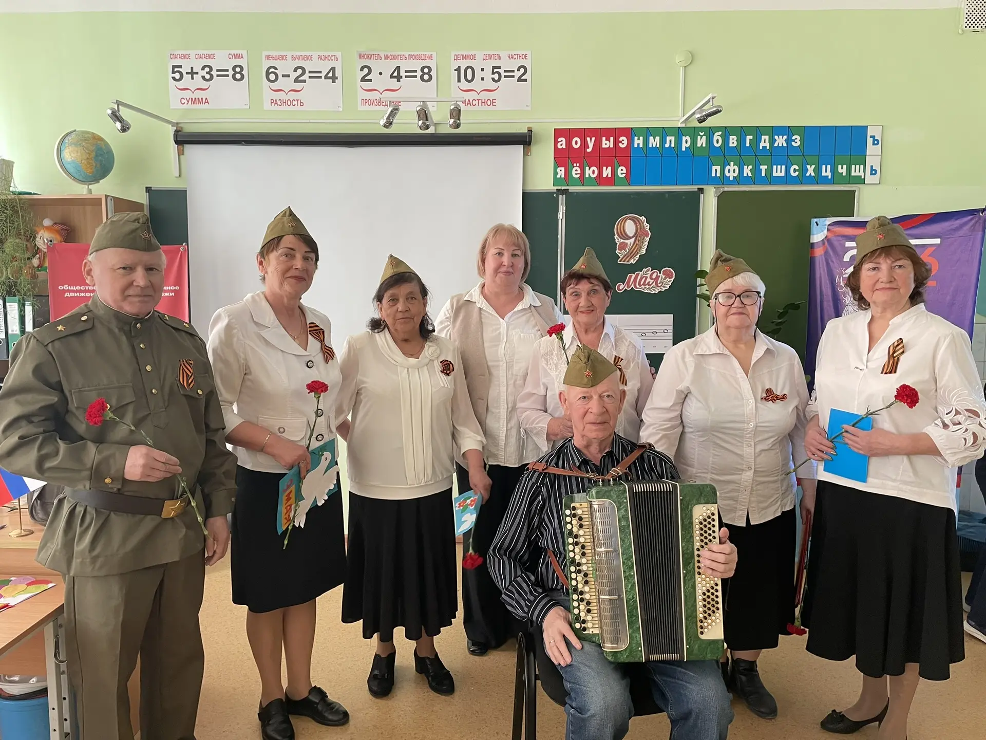 🌟🌟🌟 Встреча поколений  «Песни, с которыми мы победили» 🎶  В Центре детских инициатив состоялась важн